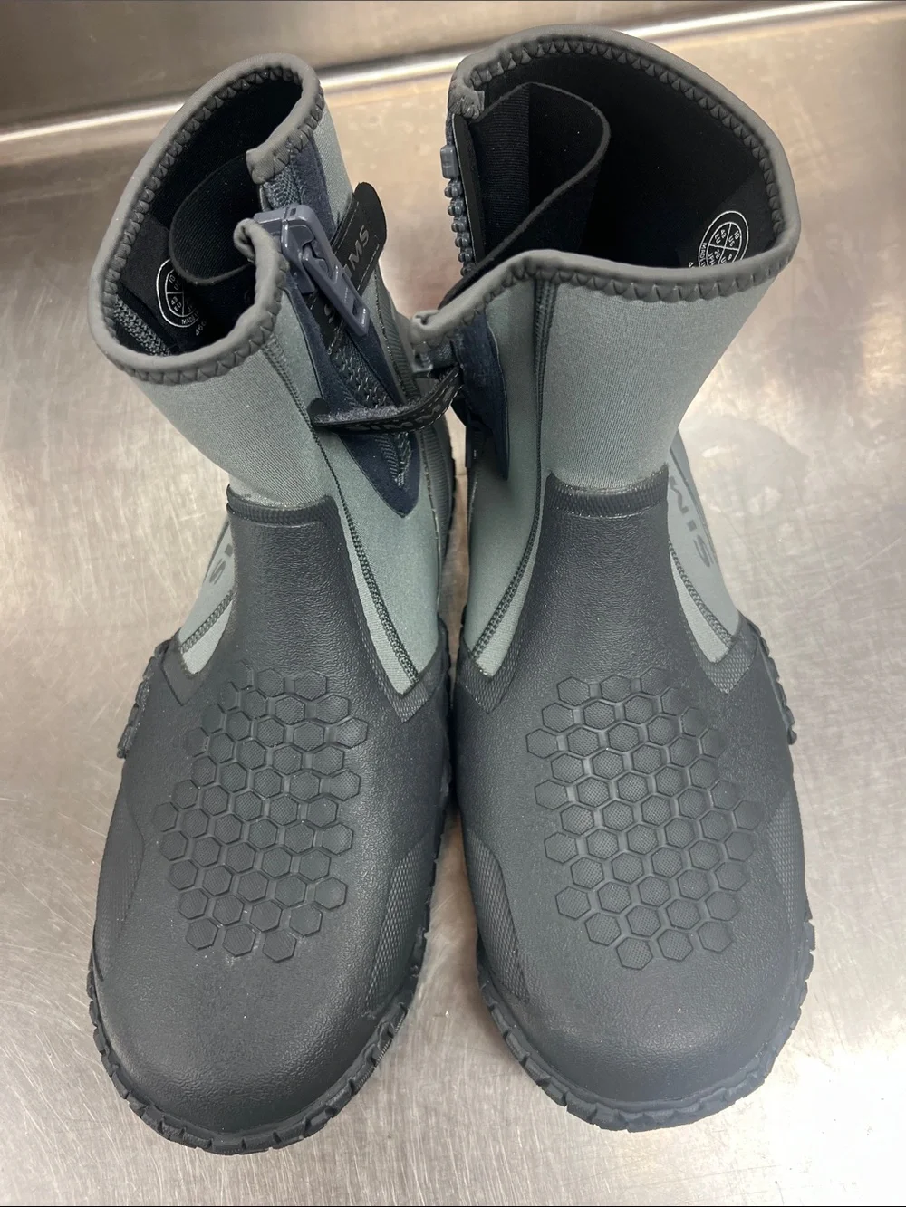 Simms Gray and Black Neoprene Ankle Waders Zipit Bootie Size 10 Worn Once